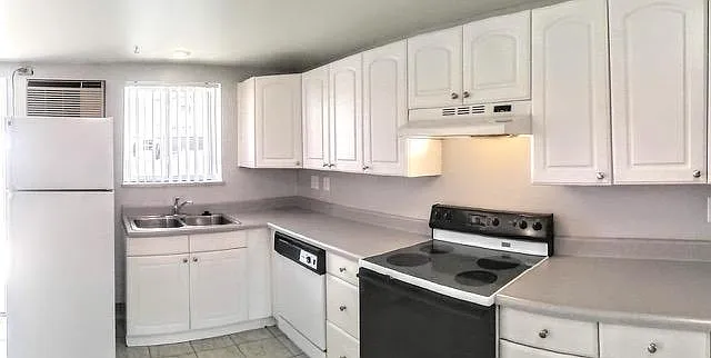 Royal Village Apartment Homes 120 — Photo 2