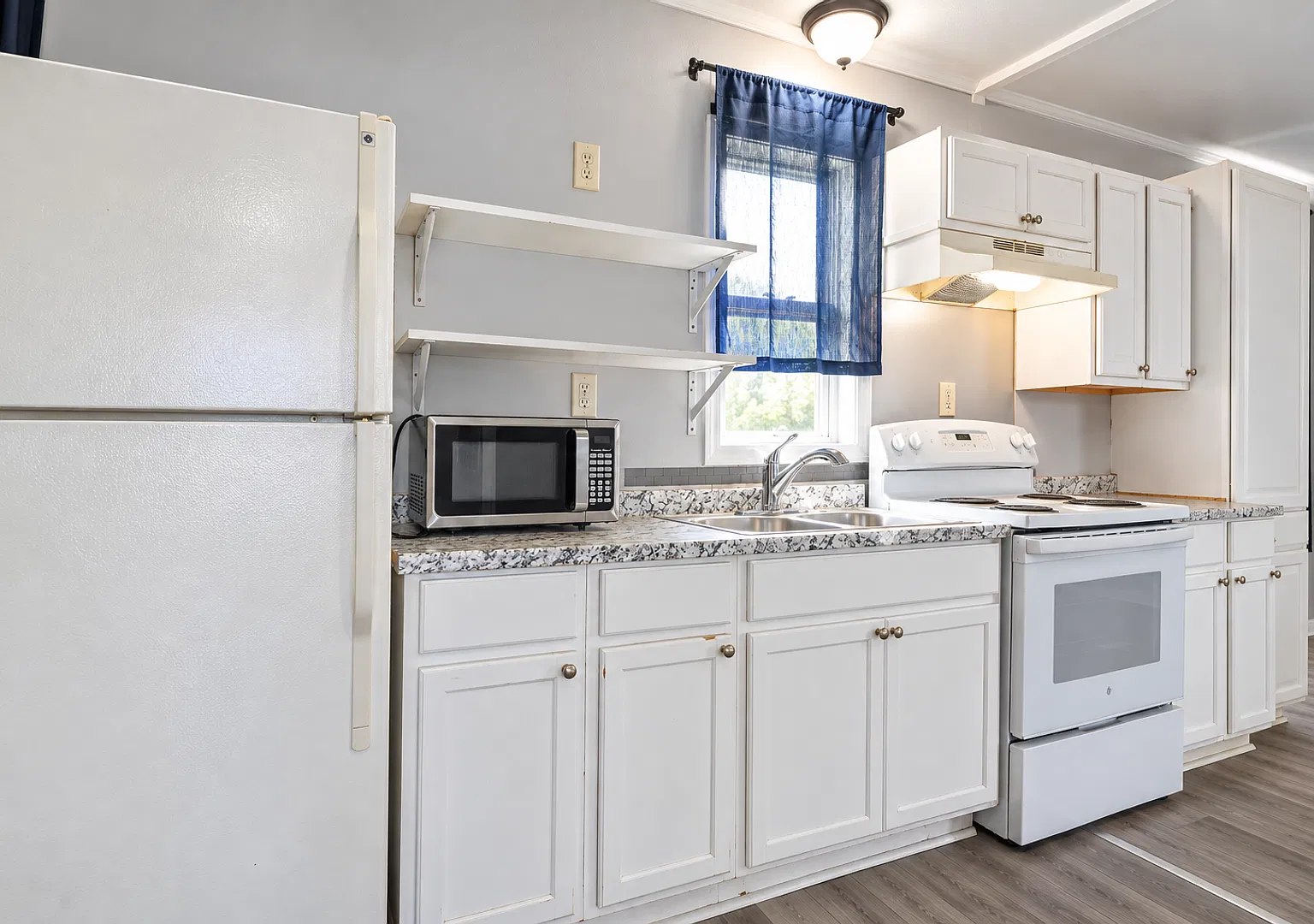 Studio Apartment At Vine Street Apartments - First Month Free! — Photo 2