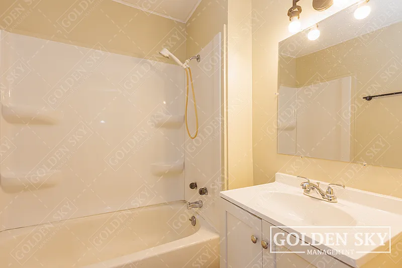 3 bed, 1.0 bath, 936 sqft, $1,275 — Photo 4