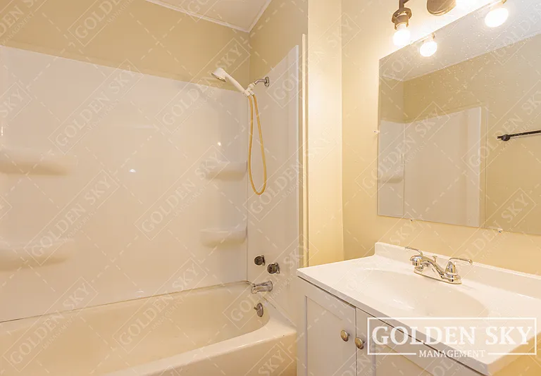 2915 S Vine St — Photo 4