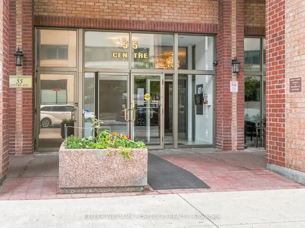 55 Centre Ave #2304, Toronto, ON M5G 2H5