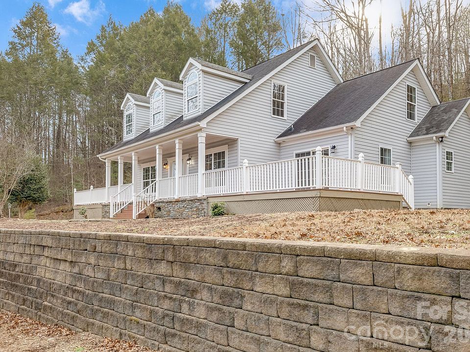 1st image of 402 Sweetbriar Rd N