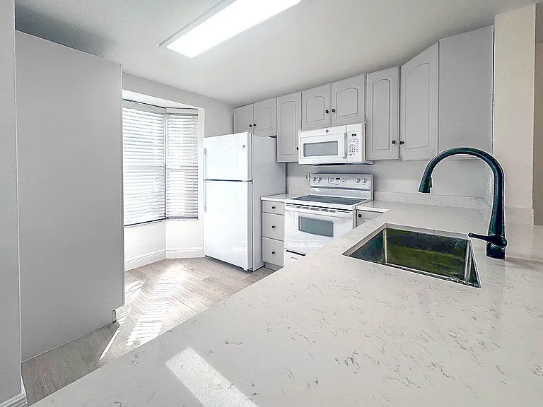 153 SW 3rd St — Photo 8