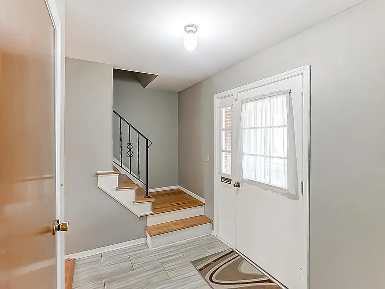415 Rustic Ct — Photo 4
