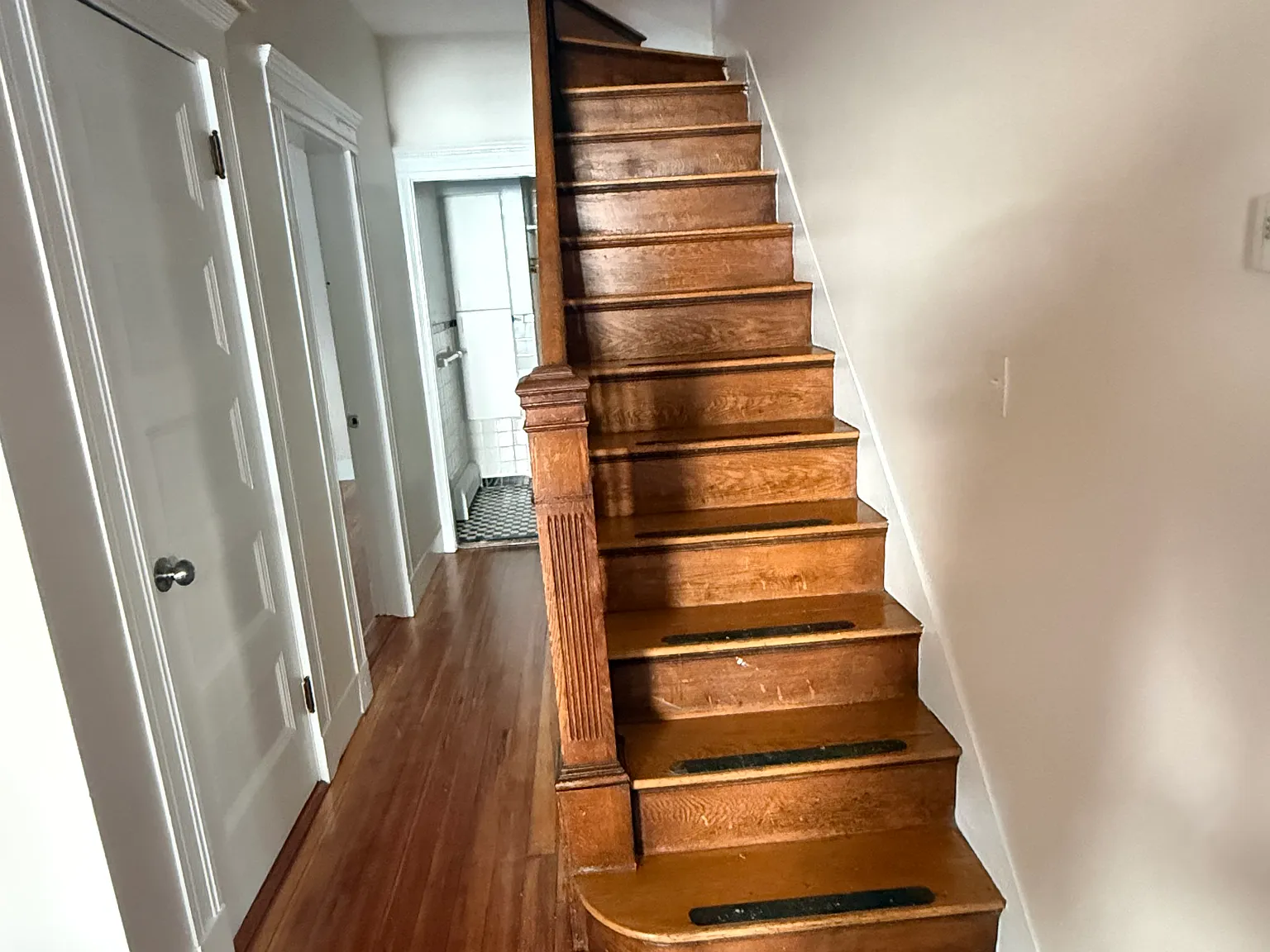 4 bed, 9999 sqft, $3,500 — Photo 2