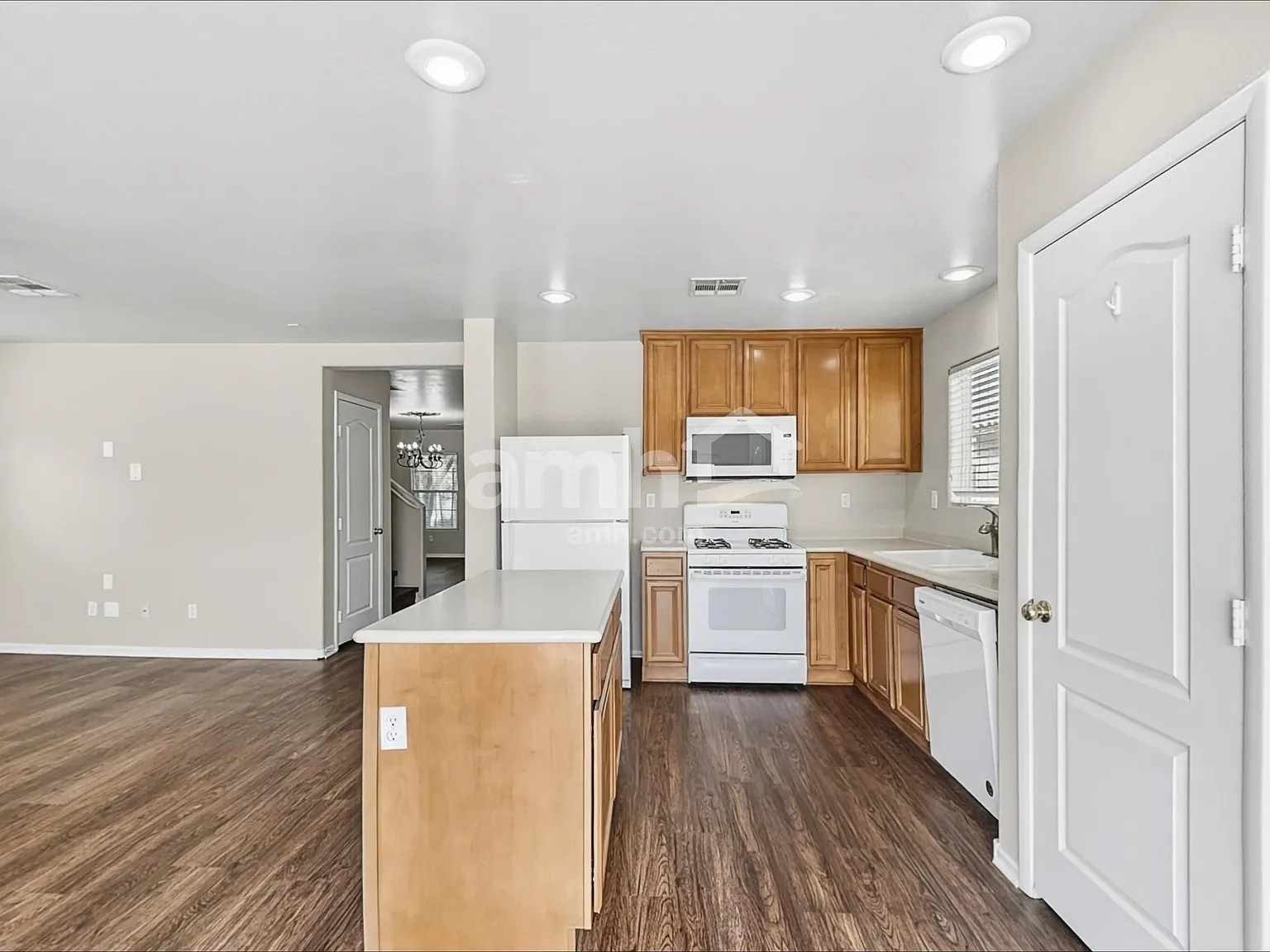 3 bed, 2.5 bath, 1846 sqft, $2,160 — Photo 3