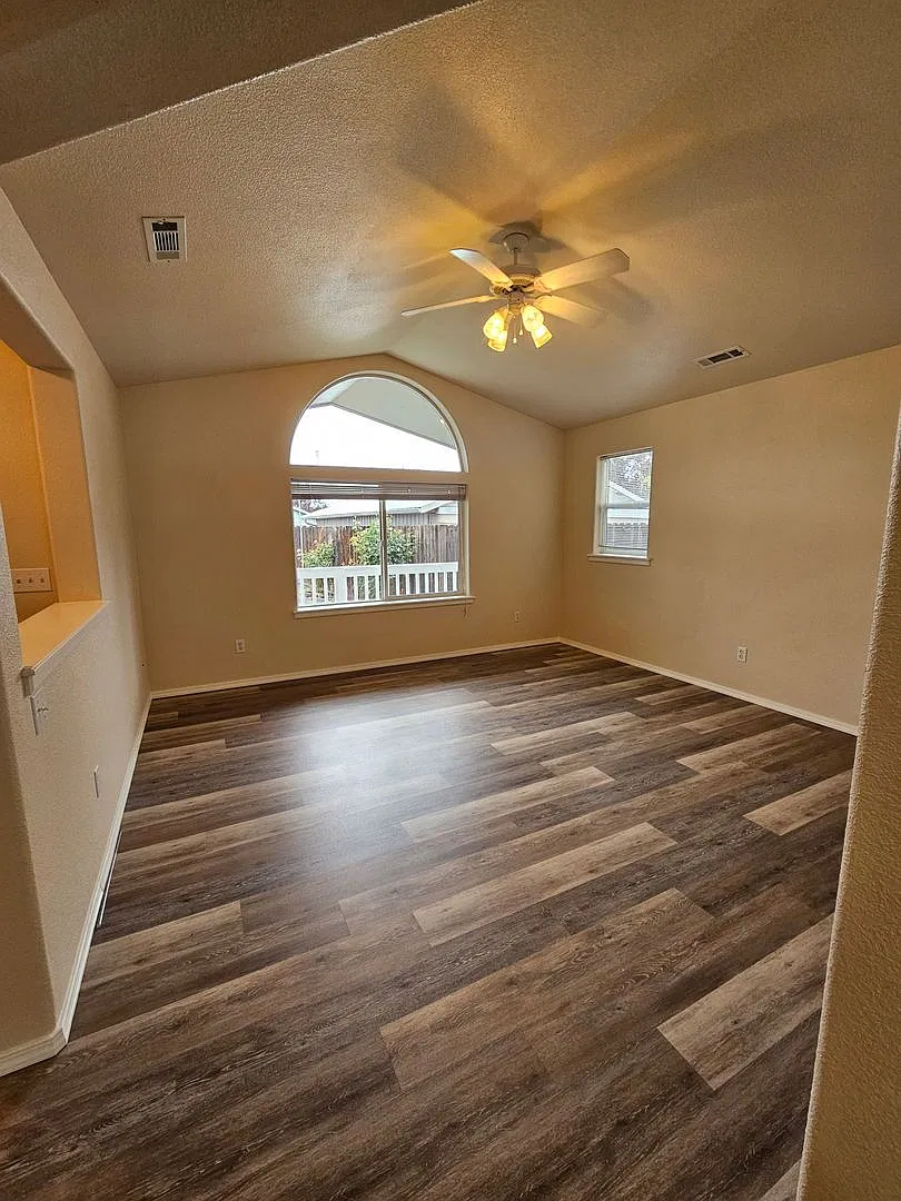 Great Home Near Shopping! — Photo 3