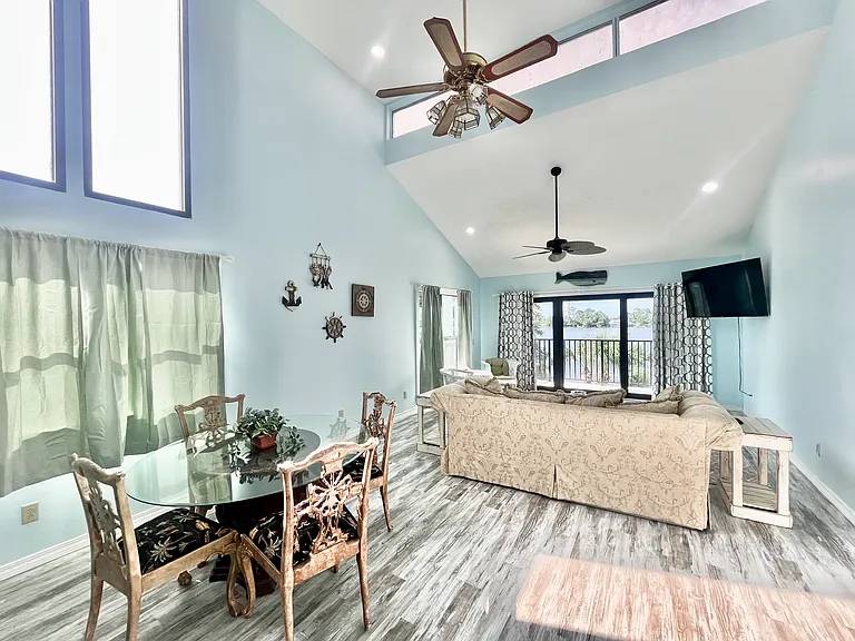 6135 N Lagoon Dr #301 — Photo 1