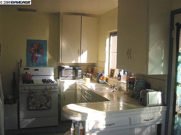 3rd image of 4686 Davenport Ave