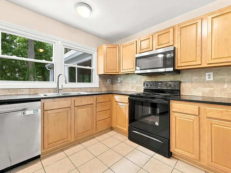 27 Glover Ln — Photo 5