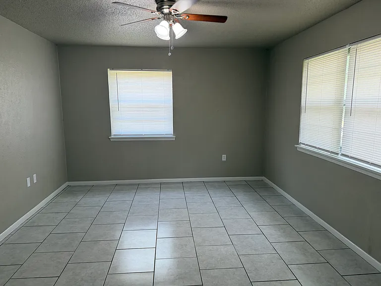 702 Karen St — Photo 12