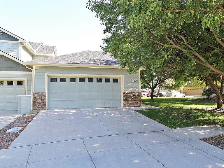 2586 S Gatewood Ln — Photo 1