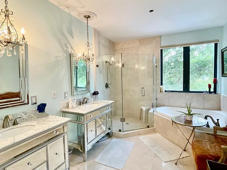 540 NE 17th Ave — Photo 6