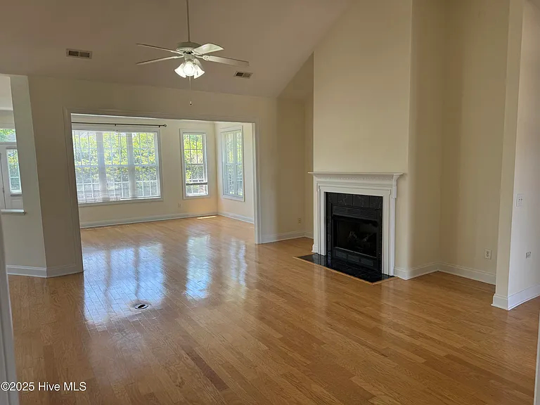 1052 Stonebridge Ln — Photo 5