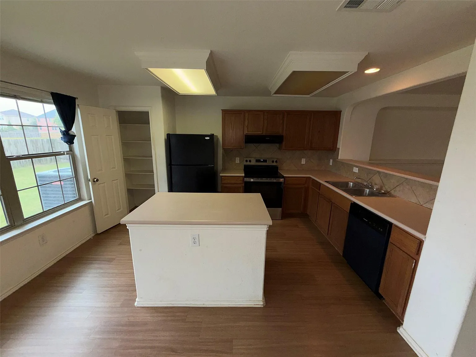 4 bed, 2.0 bath, 2030 sqft, $2,000 — Photo 4