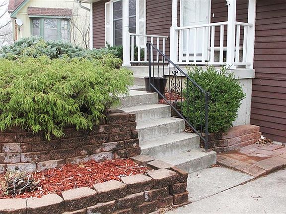 2nd image of 613 NE Birchwood Dr