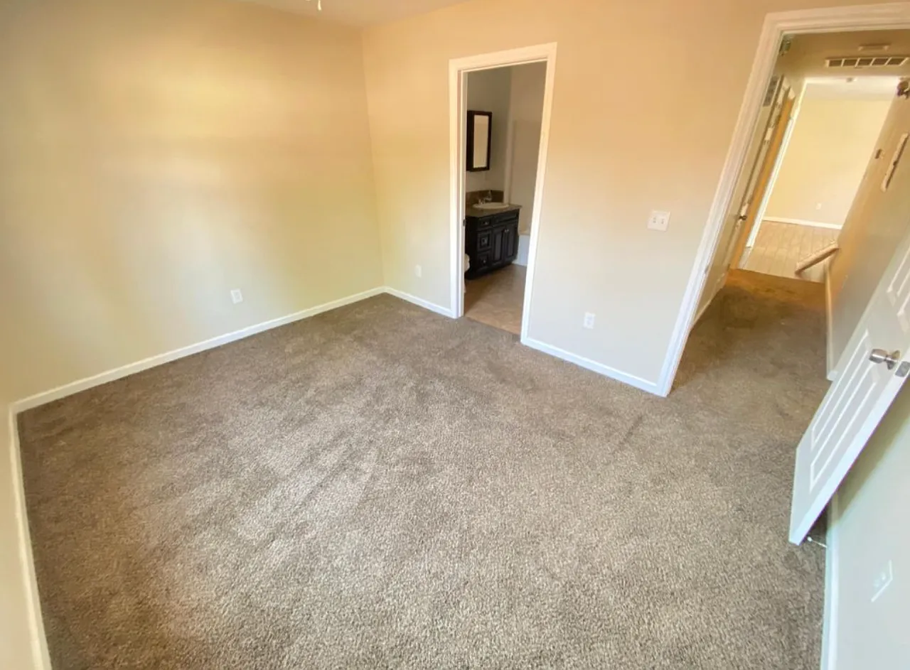 3 bed, 1200 sqft, $1,700 — Photo 4