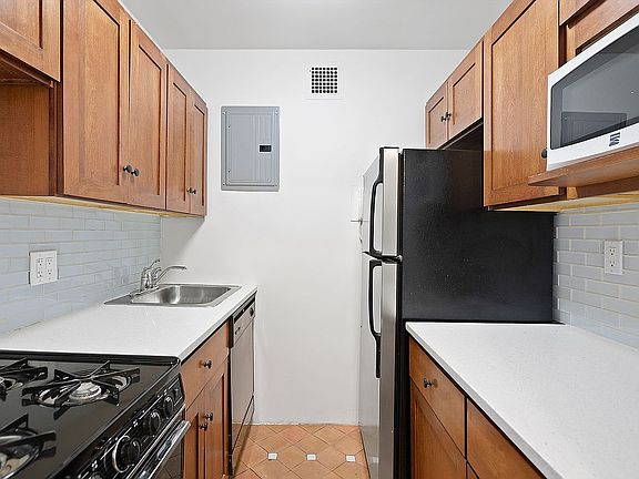 3rd image of 77 W 55th St APT 15C