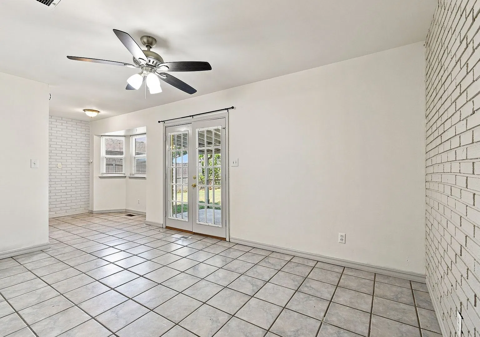 3 Bed | 1.5 Bath in Collinsville! — Photo 3