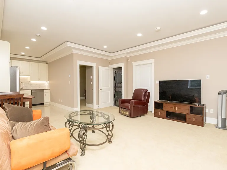 4152 Hazelwood Cres — Photo 8