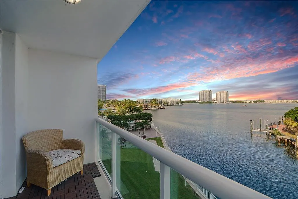 1 bed, 1.5 bath, 790 sqft, $1,980 — Photo 1