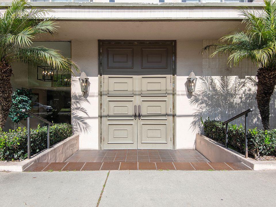Entrance into 8225 Manitoba