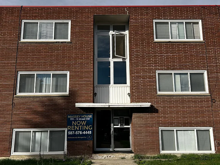 1711 13th St SW — Photo 2