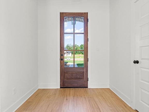 4th image of 223 Big Oaks Rd