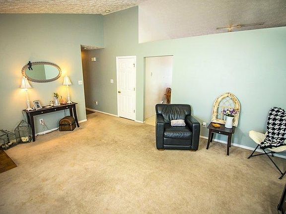 3rd image of 7556 Heumsdale Dr