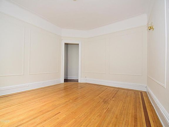 4th image of 2206 38th St APT 2E