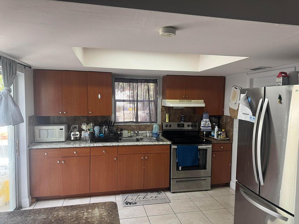 2nd image of 910 N F Street