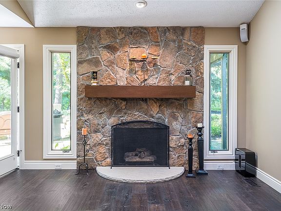 5th image of 19 S Hampton Cir
