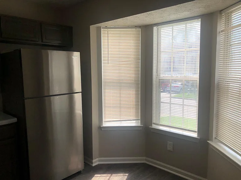 5910 Hampton Ct — Photo 11
