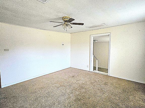 2nd image of 815 E Liveoak St