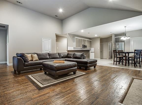 3rd image of 1922 Lakeland Dr