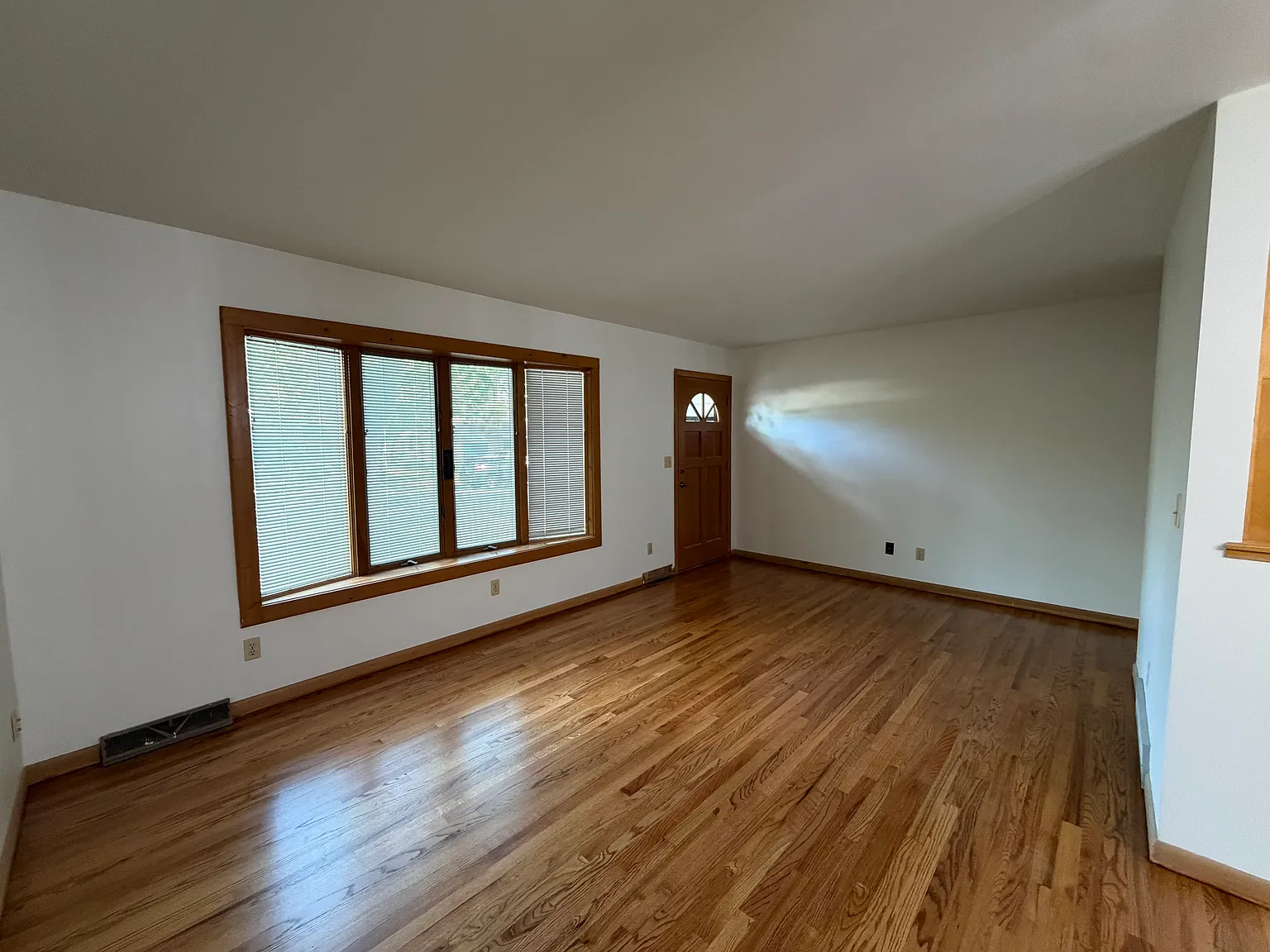 3 bed, 1100 sqft, $2,000 — Photo 3