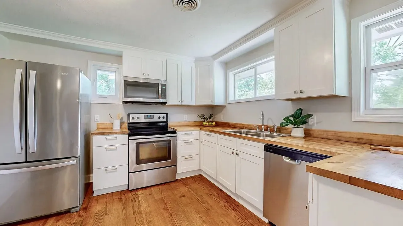4 bed, 2350 sqft, $2,700 — Photo 2