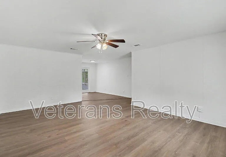 111 Valentine Dr — Photo 3