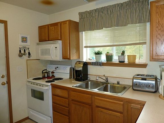 2nd image of 140 E Wood Ln