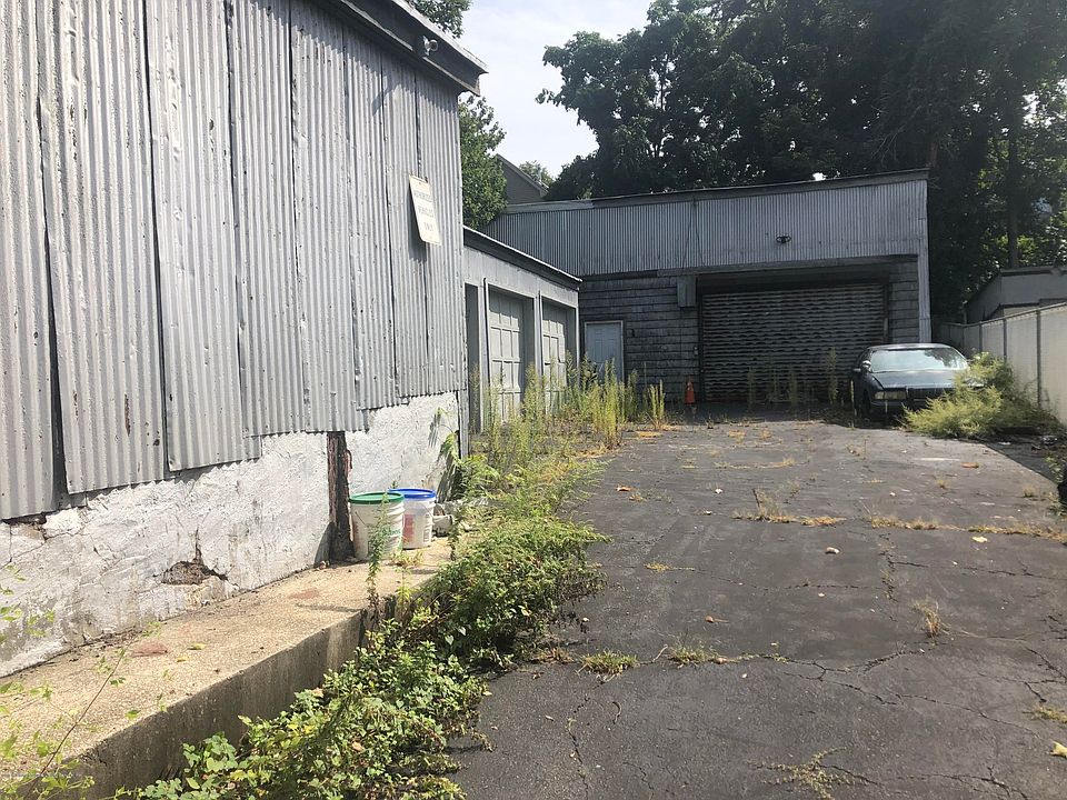 2nd image of 182 W Buchanan St