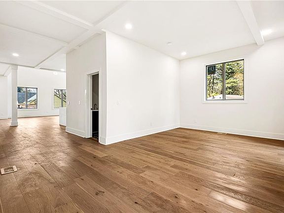 4th image of 2047 Drew Valley Rd NE