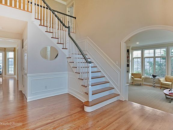 2nd image of 5 Woodbridge Ct