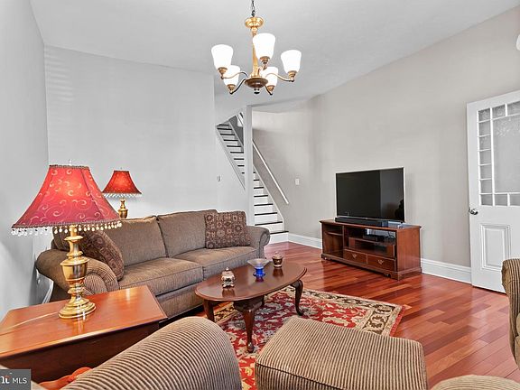 5th image of 906 Green St