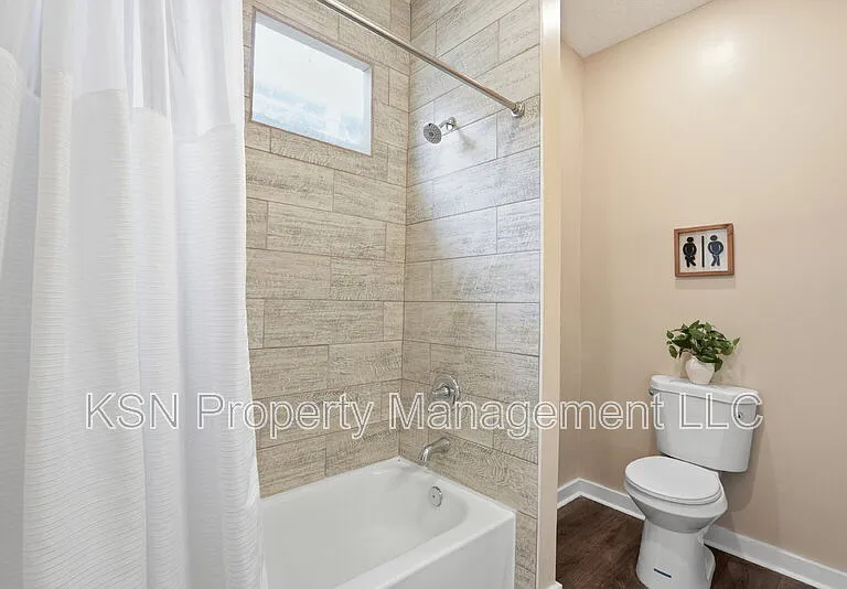 716 W 38th St — Photo 17