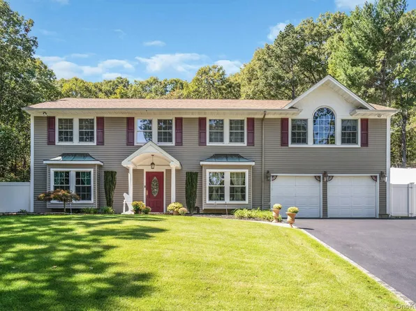 43 Stonehurst Lane, Dix Hills, NY 11746
