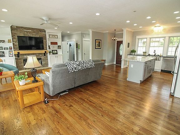 3rd image of 2141 E Ridgewood Dr