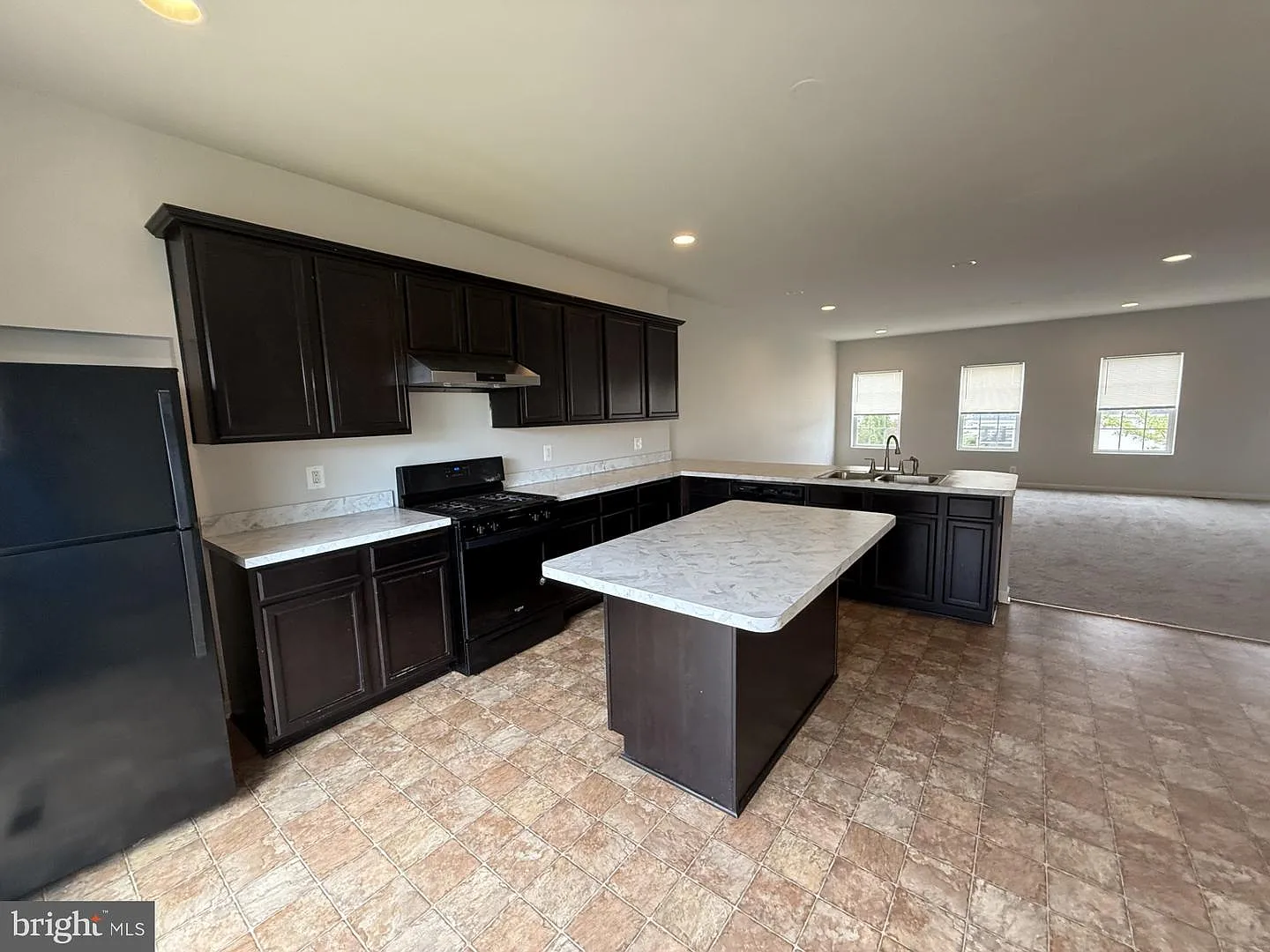3 bed, 4.0 bath, 2362 sqft, $2,095 — Photo 4
