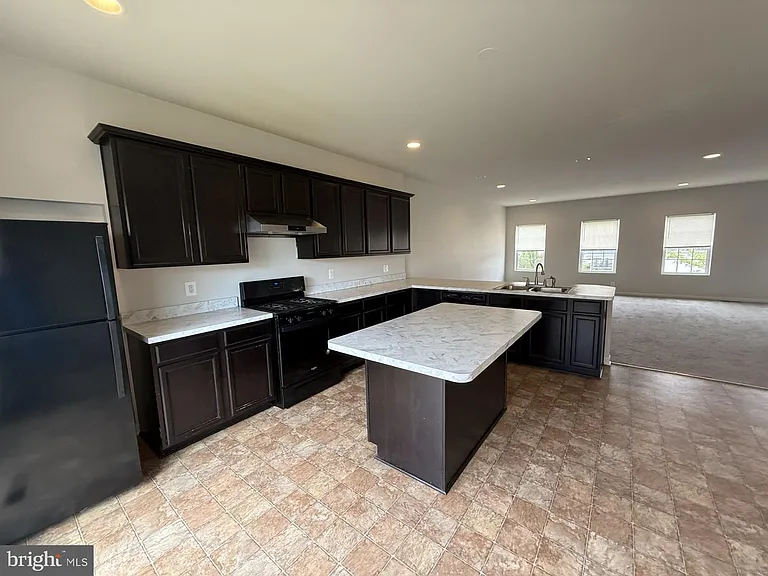 240 Parkland Dr — Photo 4