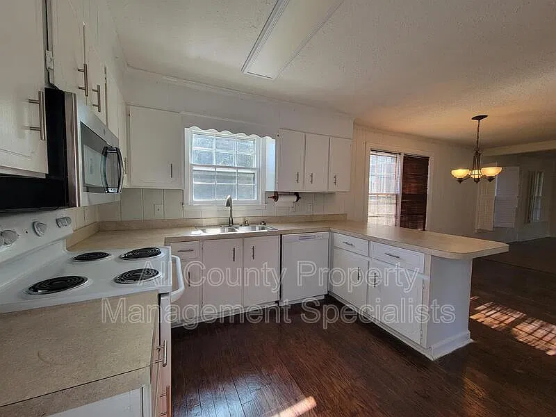3 bed, 2.0 bath, 2050 sqft, $2,300 — Photo 4