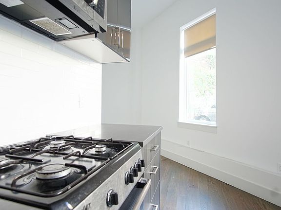 3rd image of 995 Jefferson Ave APT 1B